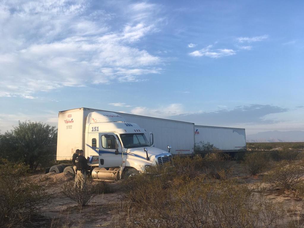 En el lugar encontraron un vehículo tipo tractor de la marca Freightliner, modelo 2019, conducido por Rogelio Juárez Sierra, de 35 años de edad, originario de Monterrey, Nuevo León. (EL SIGLO DE TORREÓN)

