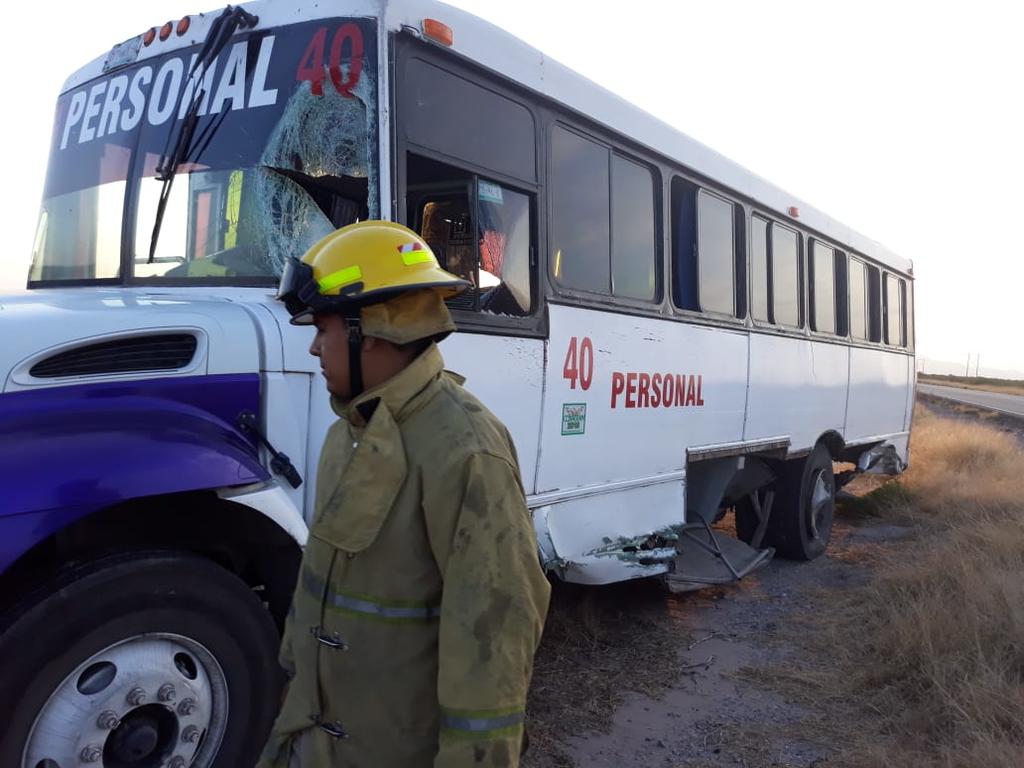 El otro vehículo involucrado fue un autobús de la marca Navistar International. (EL SIGLO DE TORREÓN)
