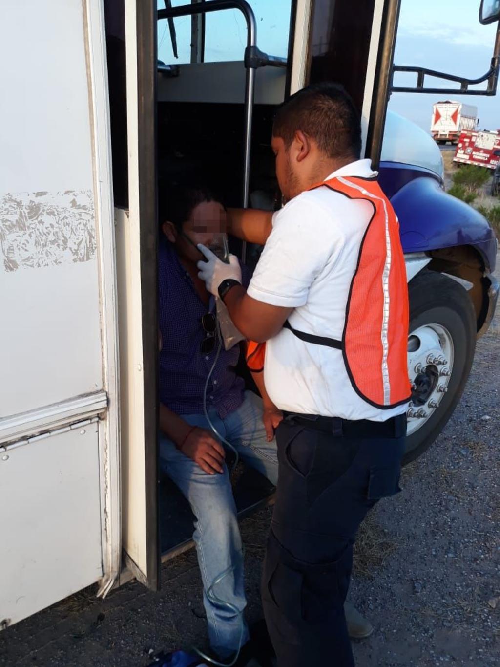 Los paramédicos de la Cruz Roja atendieron a cuatro personas las cuales resultaron lesionadas. (EL SIGLO DE TORREÓN)
