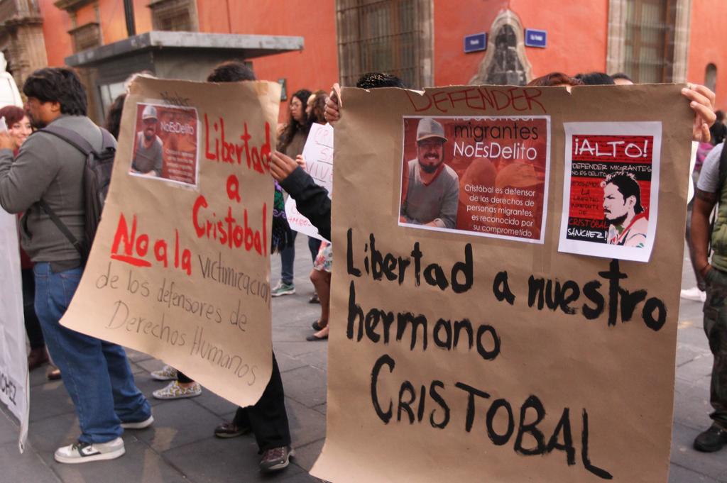 Activistas pidieron este lunes en la Ciudad de México la liberación del defensor de los derechos de los migrantes Cristóbal Sánchez, detenido el pasado 5 de junio acusado del delito de trata de personas. (EFE)