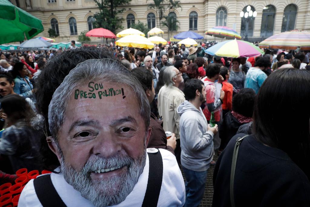 El partido de Luiz Inácio Lula da Silva instó este lunes a la movilización contra lo que considera una 'farsa judicial' construida por los fiscales de la investigación Lava Jato y el exjuez Sergio Moro, actual ministro de Justicia de Jair Bolsonaro y quien en 2017 condenó al expresidente a prisión. (ARCHIVO)