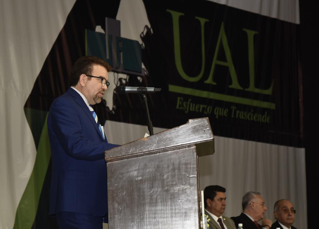 Omar Cantú, rector de la UAL, comenta que se proyecta erradicar el uso de botellas de plástico. (EL SIGLO DE TORREÓN)