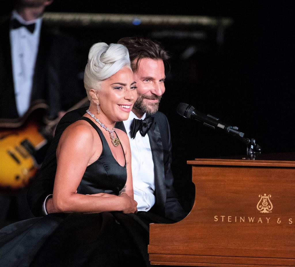 En su actuación en los Oscar, Lady Gaga y Bradley Cooper lucieron muy cariñosos.  (ARCHIVO) 
