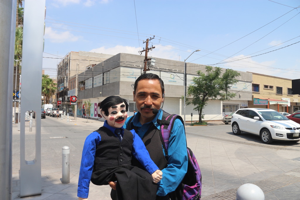 Entusiasmo. Todos los días, Carlos Rodríguez sale a las calles de Torreón a tratar de alegrar el día de quien lo observa actuar. (EL SIGLO DE TORREÓN / Saúl Rodríguez)