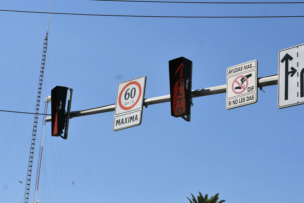 Integrantes del Consejo de Vialidad desconocen a quién se le ocurrió colocar semáforos en sitios donde, dicen, no hacen falta. (EL SIGLO DE TORREÓN)