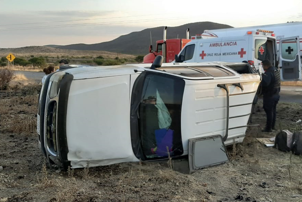 Conductor de camioneta dormita y sufre volcadura junto a su familia, se dirigían a Rodeo, Durango. (EL SIGLO DE TORREÓN)