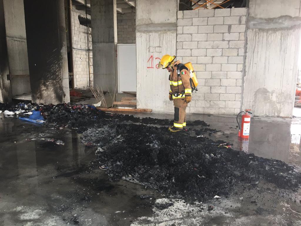 Causó una gran movilización de los cuerpos de Bomberos y emergencia de Monterrey un incendio en el piso 12 de un edificio en construcción. (TWITTER)