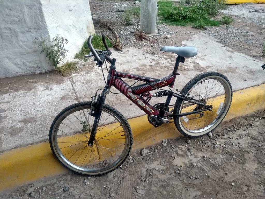 Camioneta impacta a ciclista en Torreón