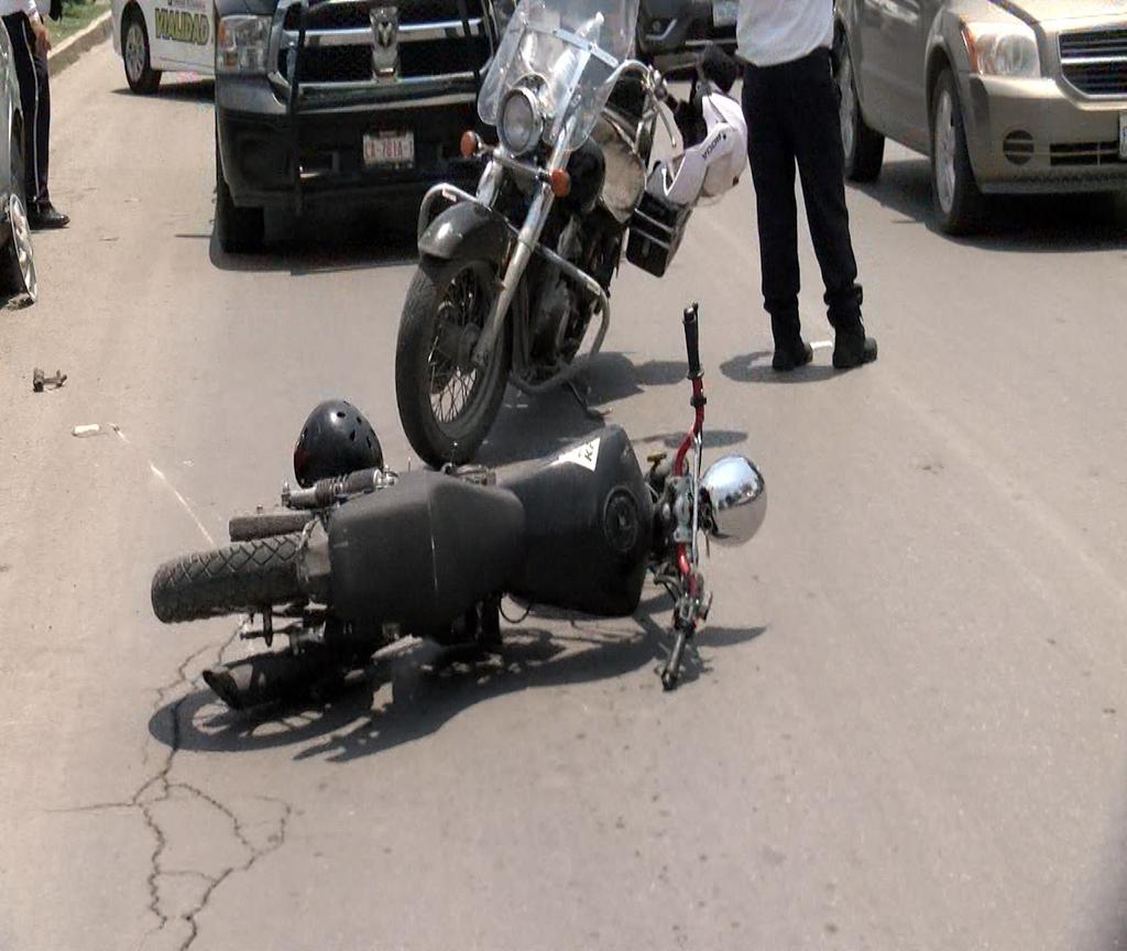 Pierde control de moto y choca en la colonia San Isidro