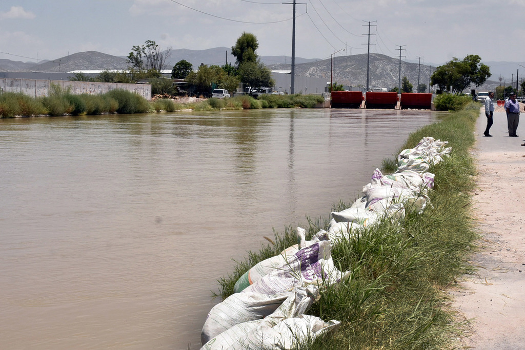 La Dirección de Protección Civil descartó cualquier riesgo de filtración o desbordamiento del canal Sacramento. (EL SIGLO DE TORREÓN)