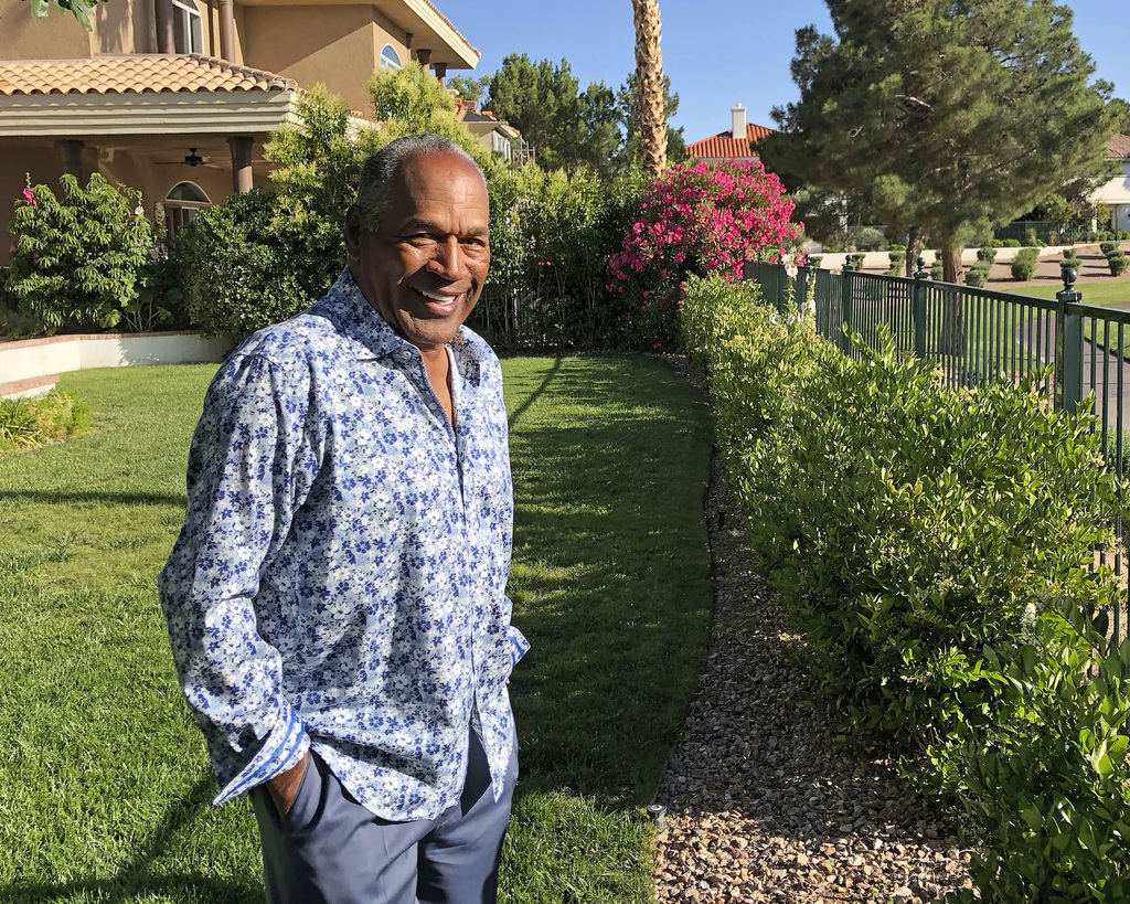 El exastro de la NFL OJ Simpson en el jardín de su casa de Las Vegas. (AP)