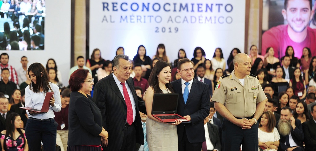 El gobernador José Aispuro Torres reconoció el desempeño escolar de 600 estudiantes, por obtener los mejores promedios. (CORTESÍA)