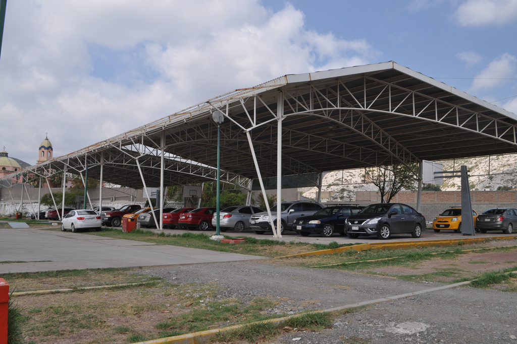 Los puestos de la Cepeda y Valdez Carrillo fueron arrojados a una cancha de futbol en la Unidad Deportiva Compresora y ahora las canchas de basquetbol son estacionamiento de personal. (FABIOLA P. CANEDO)