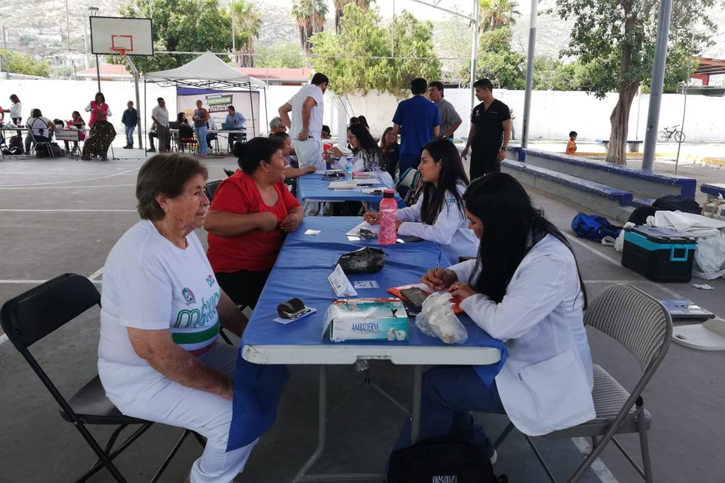Autoridades municipales llevaron a cabo acciones de atención médica en la colonia San Joaquín de Torreón. (ROBERTO ITURRIAGA)