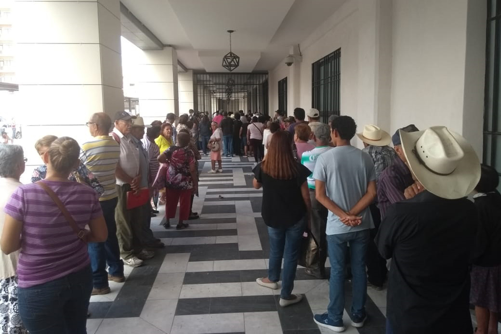 En el Palacio Federal en Torreón hay desorganización en la entrega de apoyos a adultos mayores. (MARY VÁZQUEZ)