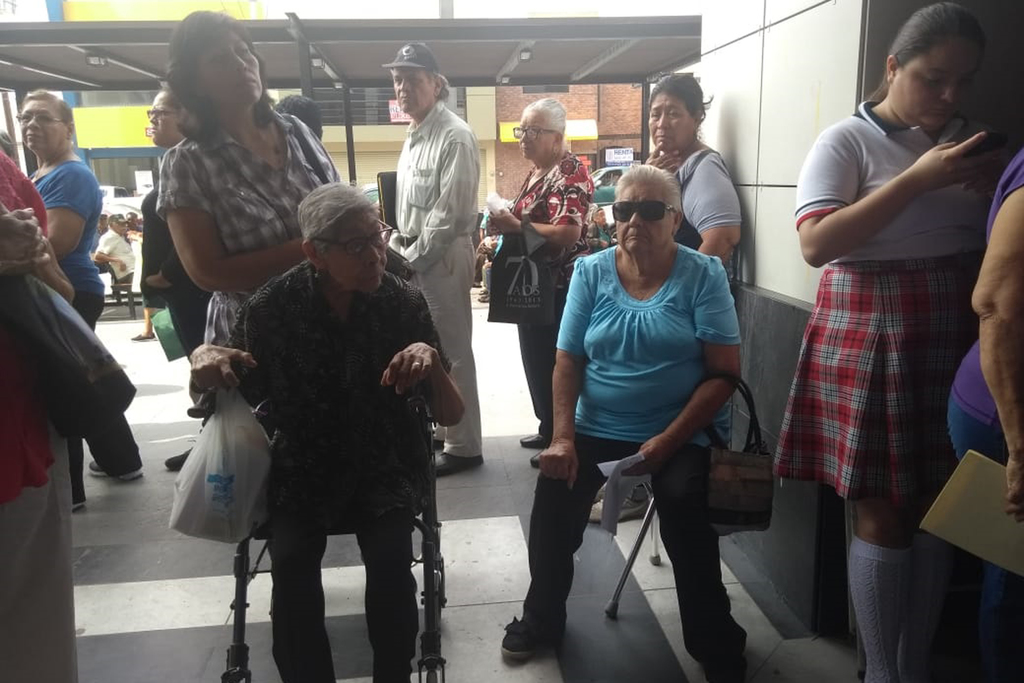 Adultos mayores tienen que esperar por horas haciendo fila para recibir los apoyos de la Secretaría del Bienestar. (MARY VÁZQUEZ)