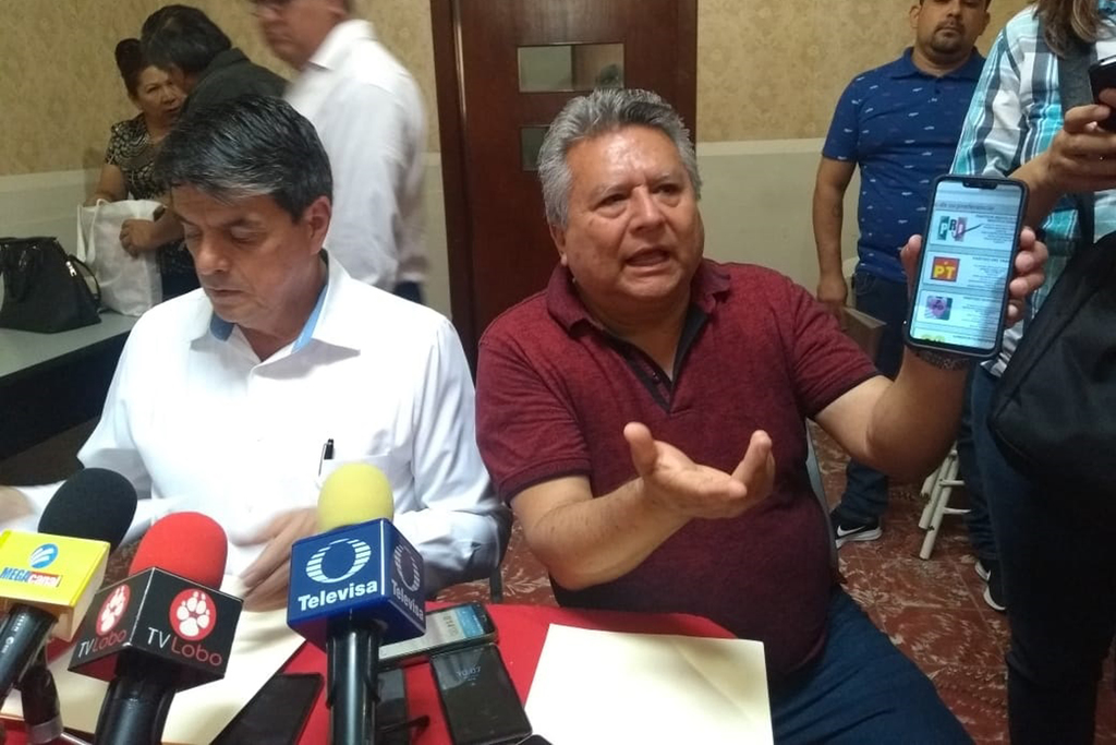 El excandidato Ulises Adame y el delegado estatal de Morena, Armando Navarro. (EL SIGLO DE TORREÓN)