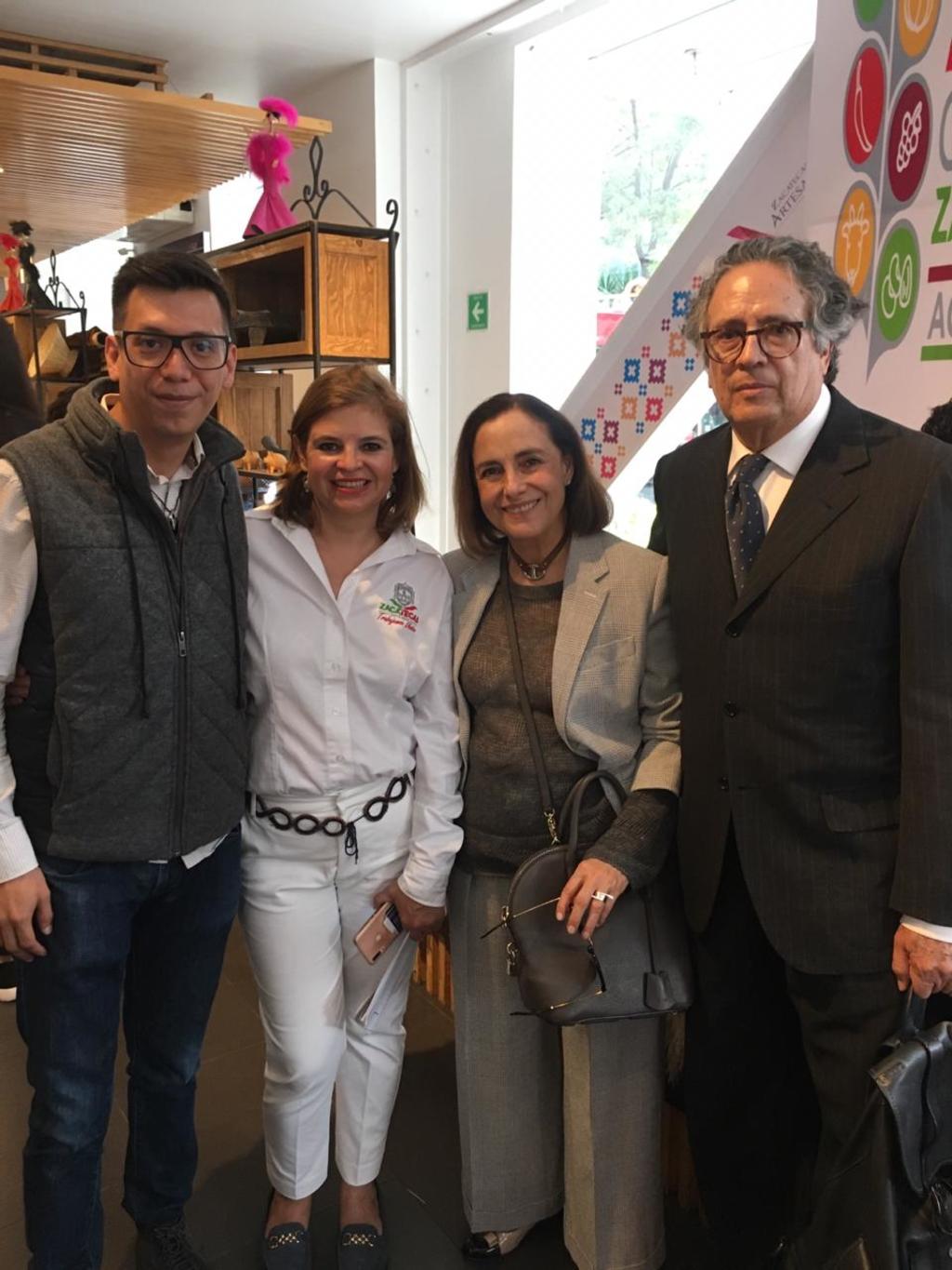 Pineda Damián, artista en joyería, Rosy Campos, subsecretaria de Desarrollo Artesanal, la actriz Diana Bracho y el artista Juan Manuel de la Rosa.