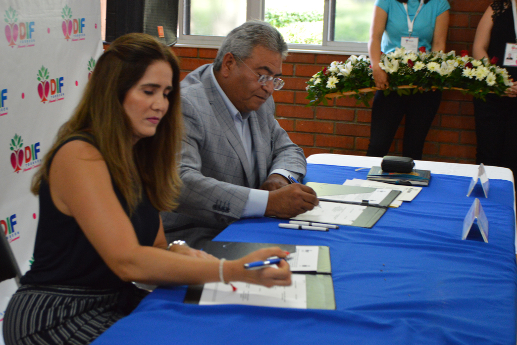 Firmaron IEEA y DIF Torreón convenio de colaboración para beneficio inicial de 30 personas. (ROBERTO ITURRIAGA)
