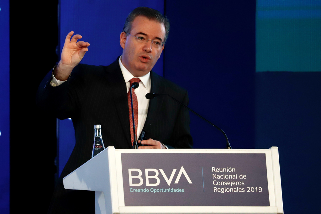 Aspectos de la intervención de Alejandro Díaz de León, gobernador del Banco de México, durante la inauguración de la Reunión Nacional de Consejeros Regionales de BBVA. (ARCHIVO)