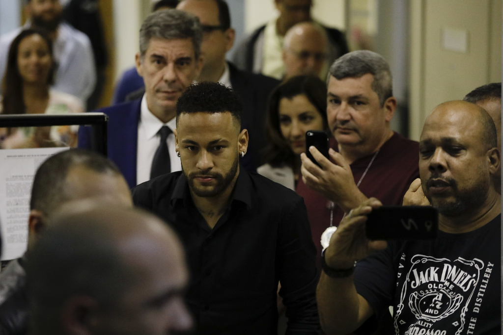 Mujer que acusa a Neymar pierde su tercer abogado