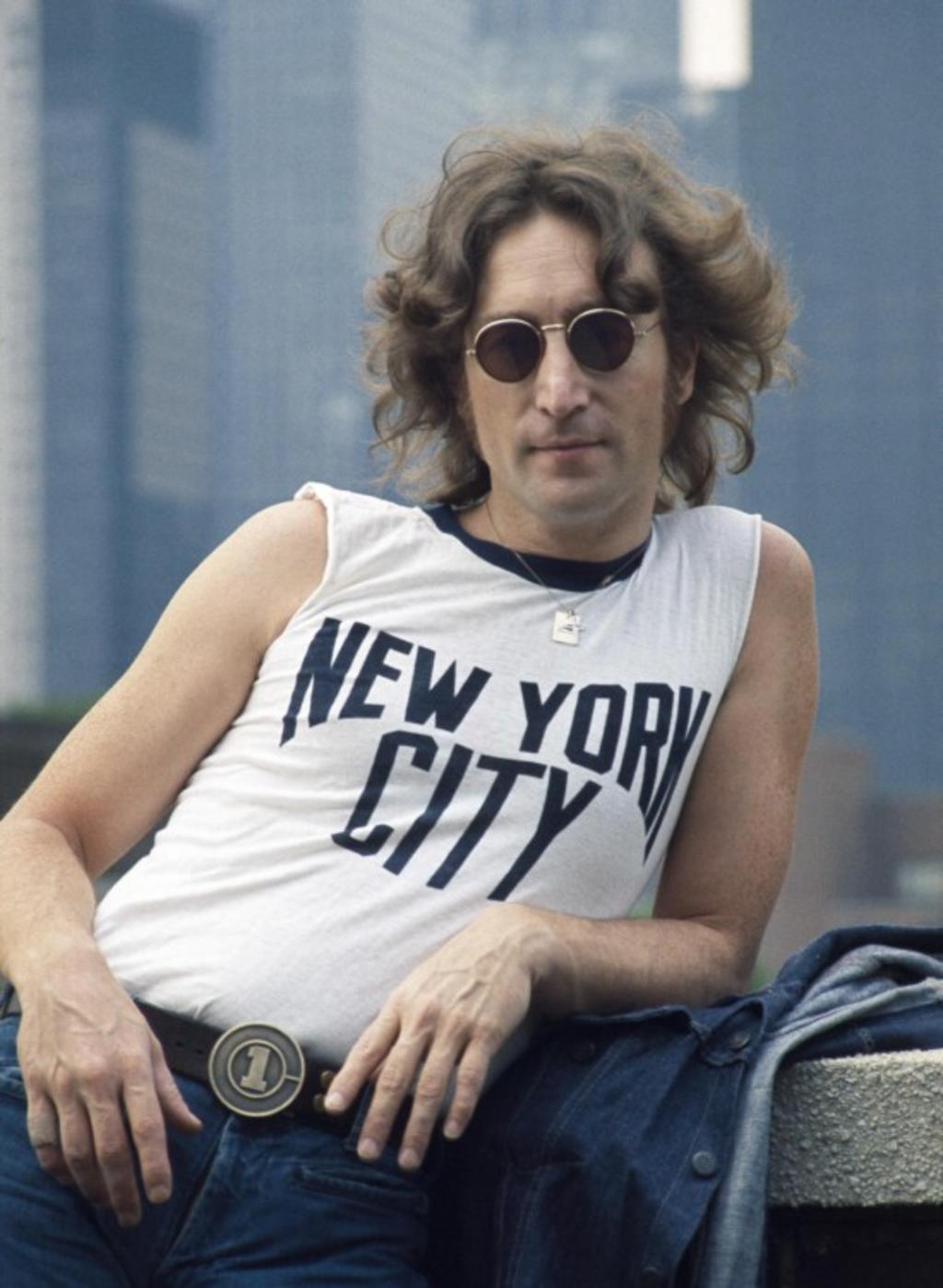 En Central Park de NY se localiza Strawberry Fields, donde hay un mosaico en honor al músico; se hizo ahí porque era el sitio en el que Lennon disfrutaba estar con Yoko. (ESPECIAL)