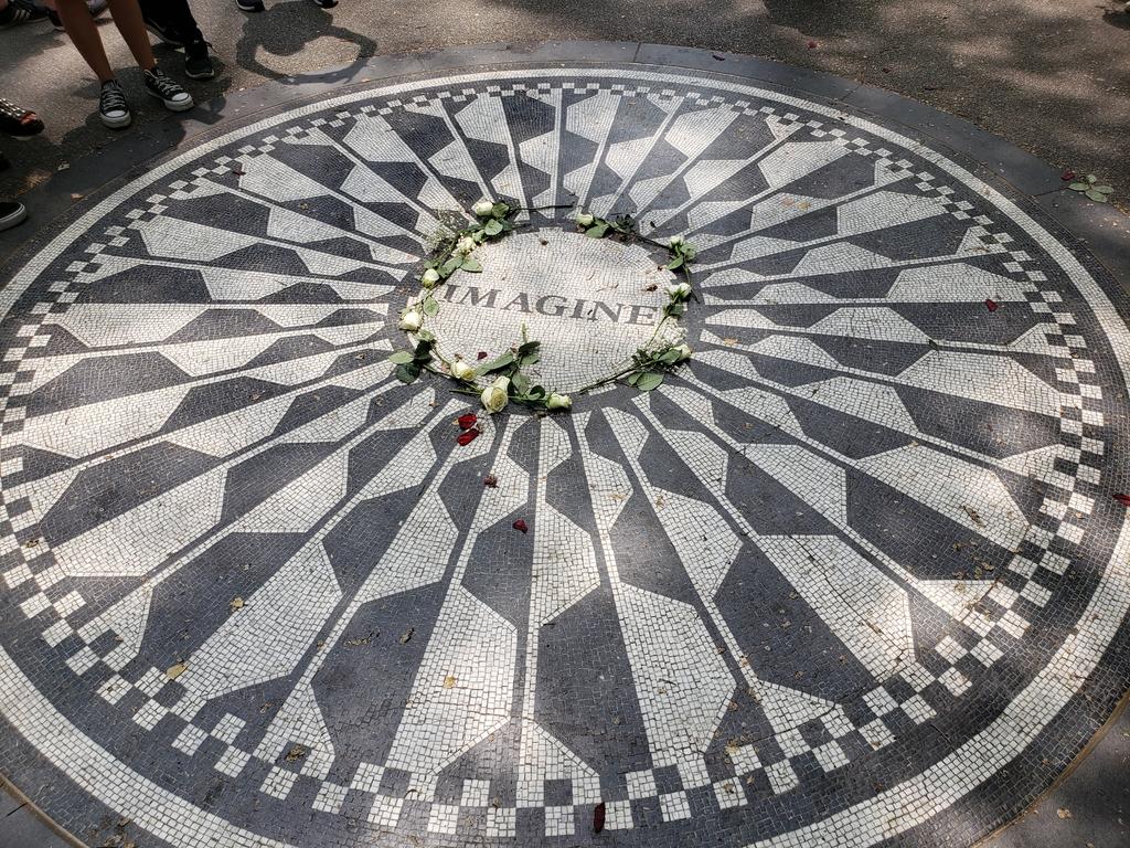 Tributo. Este es el mosaico en honor a Lennon ubicado en Central Park. Día a día recibe decenas de turistas y neoyorquinos.