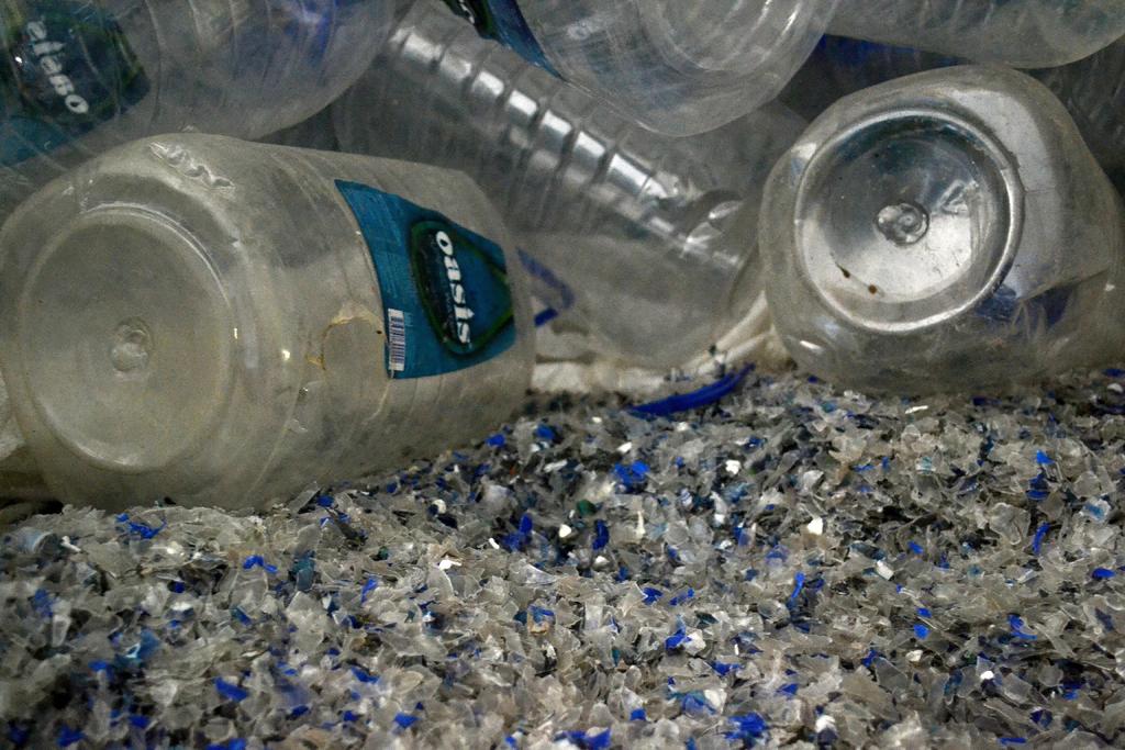 Evitar comprar botellas plásticas y empezar a sustituir los recipientes y envoltorios de ese material diseñados para un solo uso, podrían ser acciones que se puedan asumir. (ARCHIVO)