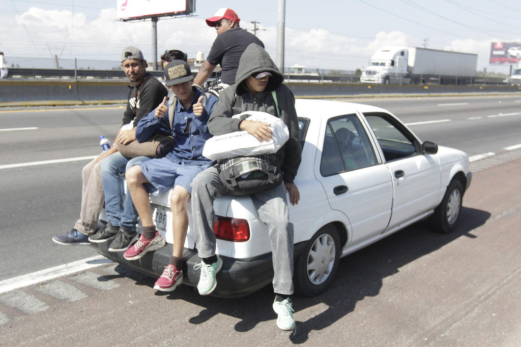 Un grupo de 10 migrantes indocumentados, ocho adultos y dos menores de edad, originarios de Guatemala, fue atendido en Ciudad Serdán, Puebla, luego de que resultaron heridos en un accidente vehicular. (ARCHIVO)