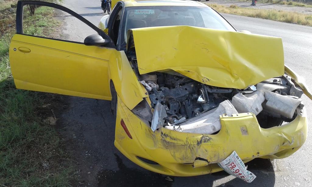 La unidad cortó la circulación de un automóvil Saturn de color amarillo. (EL SIGLO DE TORREÓN)
