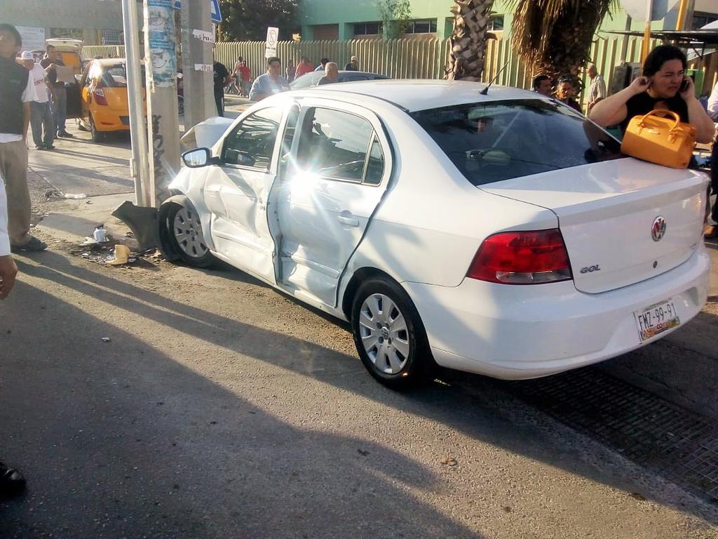 El vehículo que conducía salió proyectado hacia un poste de concreto frente a la Clínica 16 del Instituto Mexicano del Seguro Social. (EL SIGLO DE TORREÓN)