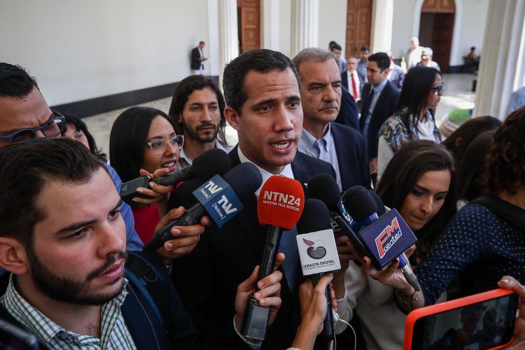 El presidente del Parlamento de Venezuela, Juan Guaidó, preguntó este miércoles a los miembros de la Fuerza Armada si la salida del gobernante, Nicolás Maduro, del poder ocurrirá 'por las buenas o por las malas', al reiterar que la crisis del país necesita una solución ya. (ARCHIVO)