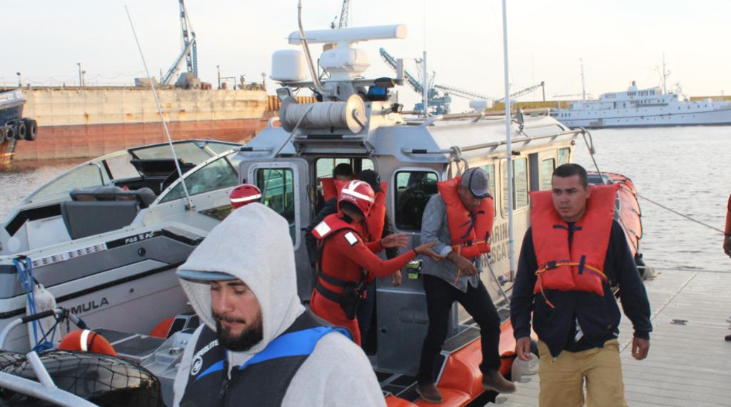 El Mando Naval ordenó el zarpe de la embarcación de rescate tipo “Defender” perteneciente a la Estación Naval de Búsqueda, Rescate y Vigilancia Marítima de Ensenada, que puso a salvo a siete hombres, una mujer y un menor de edad. (ESPECIAL)
