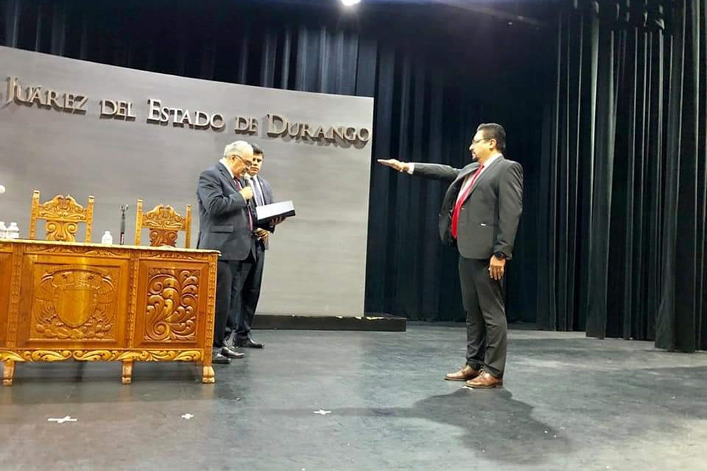 Roberto de Jesús Gómez Estrada rindió protesta como nuevo director de la FICA de la UJED unidad Gómez Palacio. (EL SIGLO DE TORREÓN)