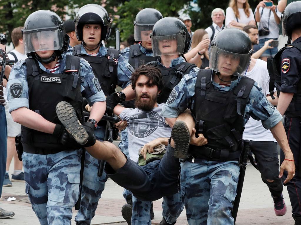 Agentes de la Guardia Nacional rusa detienen a manifestantes. (EFE)