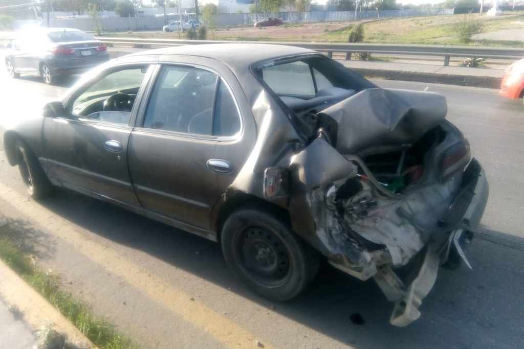 Cinco vehículos resultaron con daños materiales de consideración, incluyendo el tractocamión responsable del accidente. (EL SIGLO DE TORREÓN)