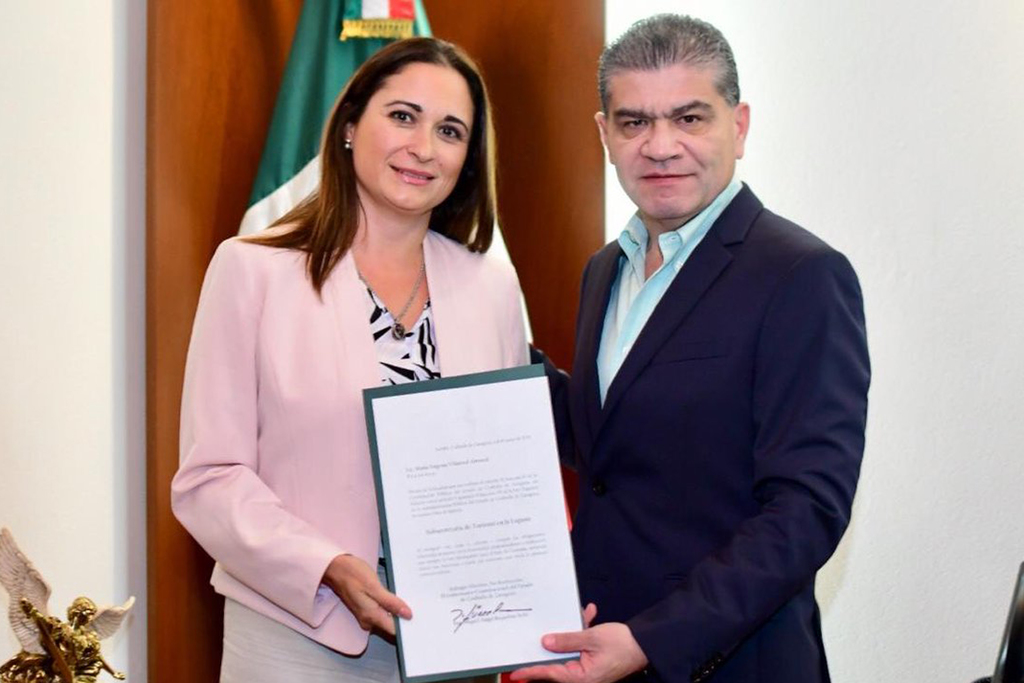 Nombramiento.- María Eugenia Villarreal Abusaíd es subsecretaria de Turismo en la Laguna. Se lo entregó Miguel Riquelme. (CORTESÍA)