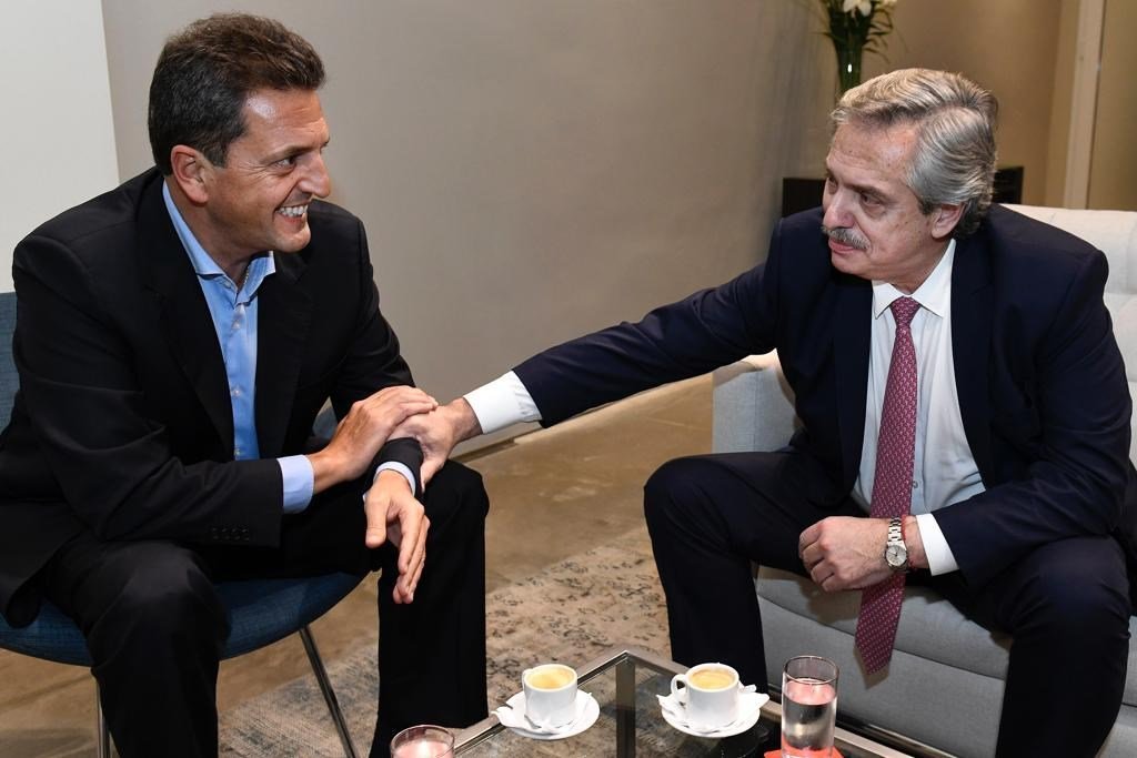 El precandidato presidencial Alberto Fernández, junto al también peronista Sergio Massa. (EFE)