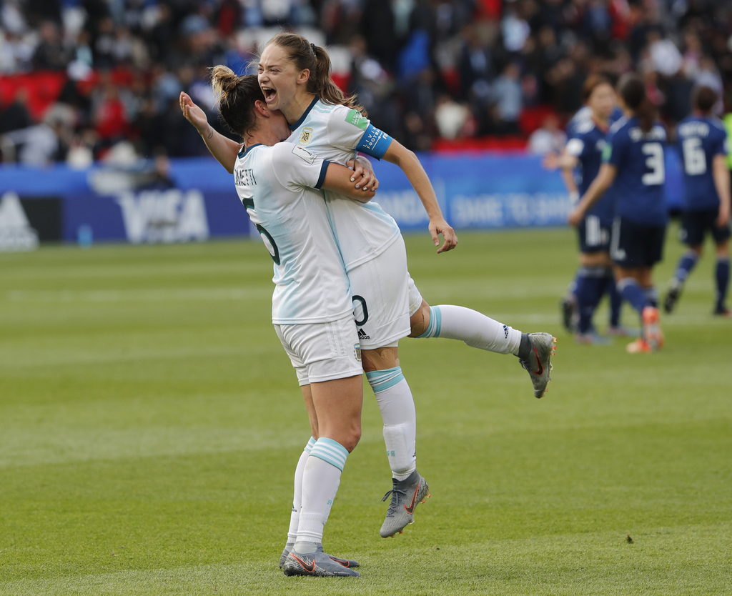 Las argentinas Aldana Cometti (i) y Estefanía Banini celebran tras el empate a cero goles ante Japón en el Mundial femenil. (AP)