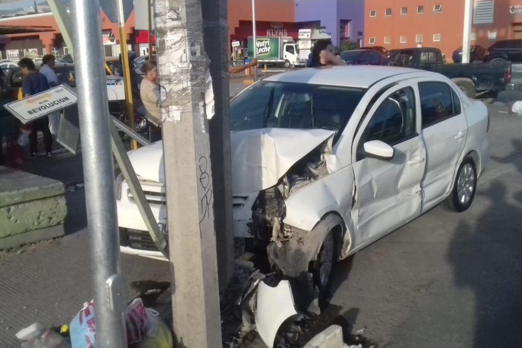 Uno de los vehículos involucrados en el accidente terminó impactándose contra un poste de concreto. (EL SIGLO DE TORREÓN)