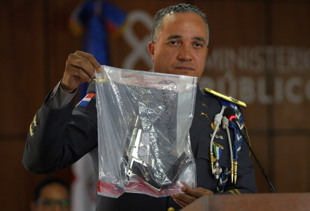 El director de la Policía Nacional, general Ney Aldrin Bautista Almonte, muestra el arma que presuntamente fue usada para atacar a David Ortiz. (AP)