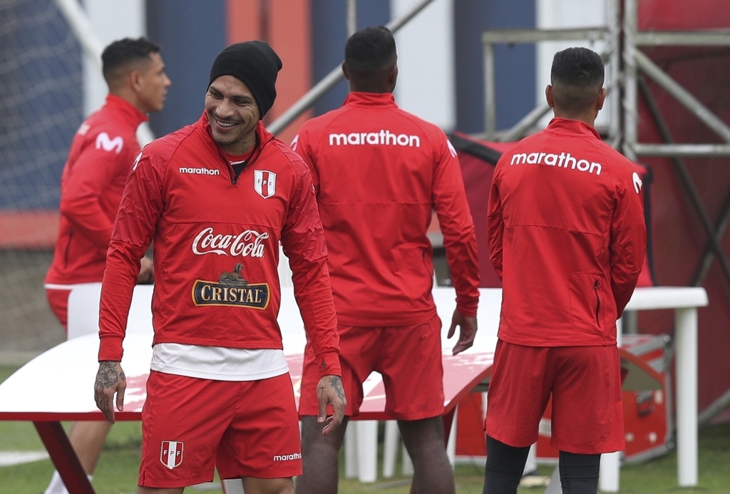 El delantero peruano Paolo Guerrero sonríe durante una práctica de la selección con miras a la Copa América. (AP)