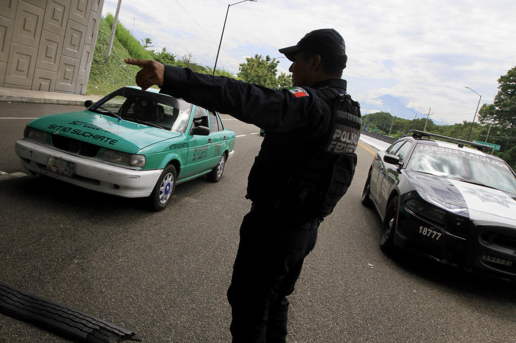 Un grupo de 35 inmigrantes de Guatemala y El Salvador, fueron detenidos cuando eran transportados en un camión de redilas, por dos indígenas tzotziles del municipio de Teopisca, informó la Secretaría de Seguridad y Protección Ciudadana (SSyPC). (NOTIMEX)