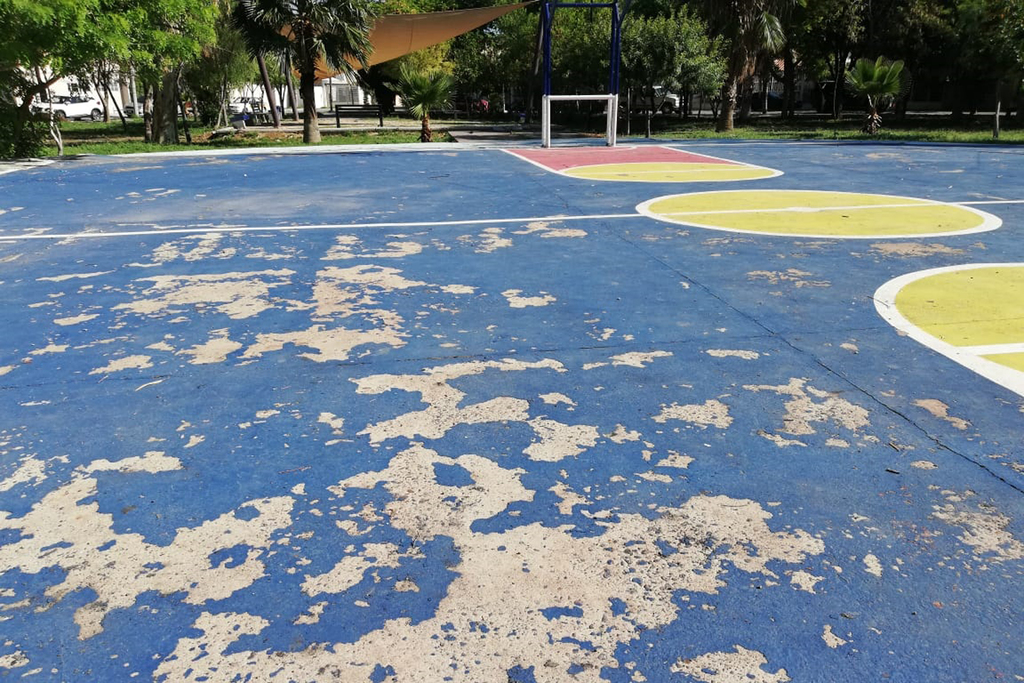 La pintura se desprende de la cancha de futbol y luce deteriorada el área deportiva. (CUAUHTÉMOC TORRES)