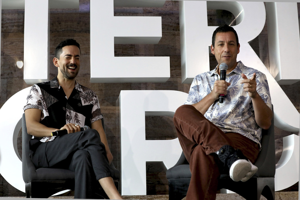 Relajados. Luis Gerardo Méndez, izquierda, y Adam Sandler bromean durante una conferencia en México. (AP)