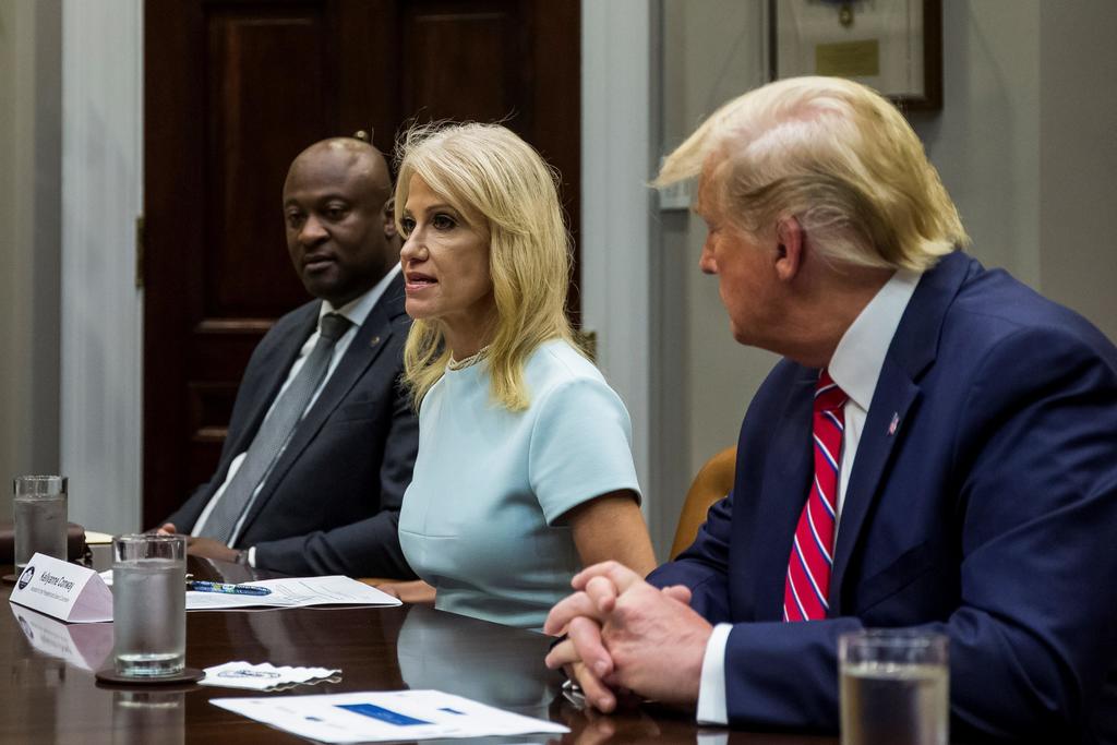 Trump afirmó que no despedirá a la asesora de la Casa Blanca Kellyanne Conway. (ARCHIVO)