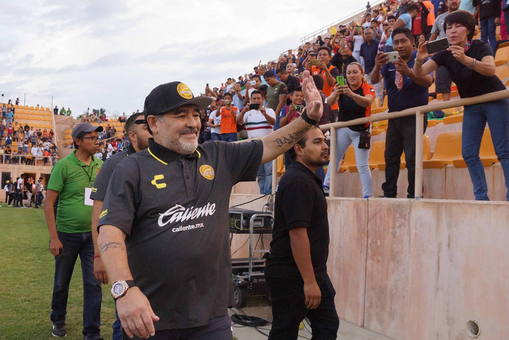  Diego Armando Maradona no seguirá como DT de Dorados de Sinaloa, el argentino lanzó un mensaje en su cuenta de Instagram en la que señaló que se va por cuestiones de salud . (ARCHIVO)