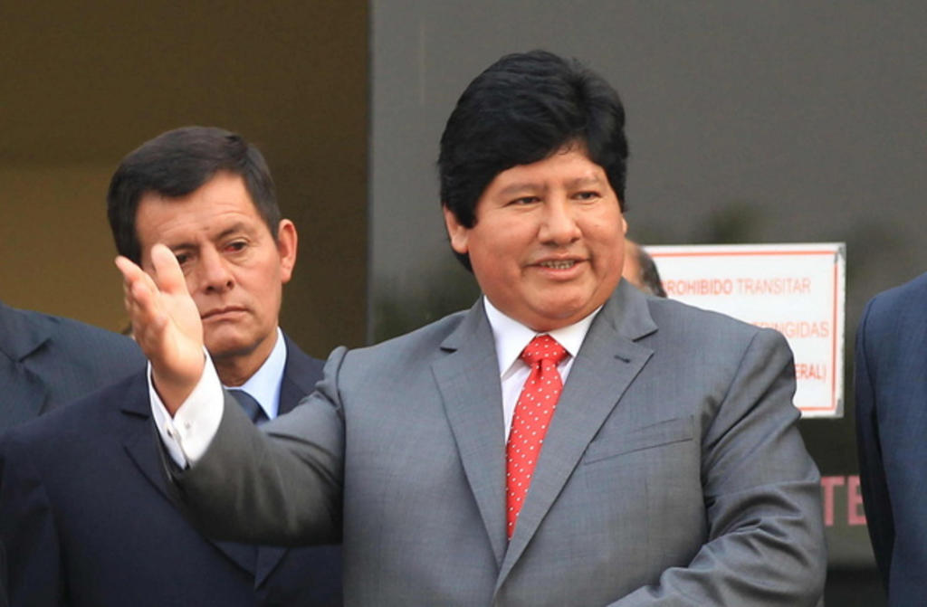 El expresidente de la Federación Peruana de Fútbol (FPF), Edwin Oviedo, permanecerá en prisión mientras espera juicio por el asesinato de dos sindicalistas de una empresa que dirigía. (ARCHIVO)
