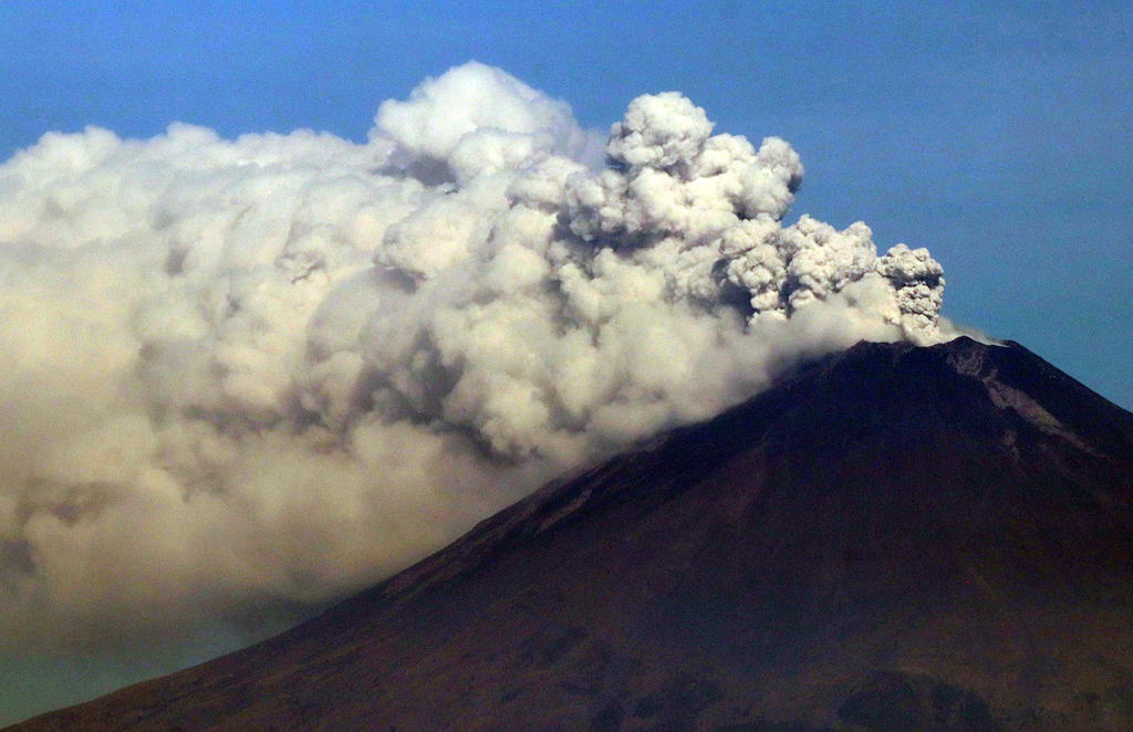 Durante las primeras horas de este viernes el volcán Popocatépetl presentó una explosión que generó una columna eruptiva con contenido de ceniza. (ARCHIVO)