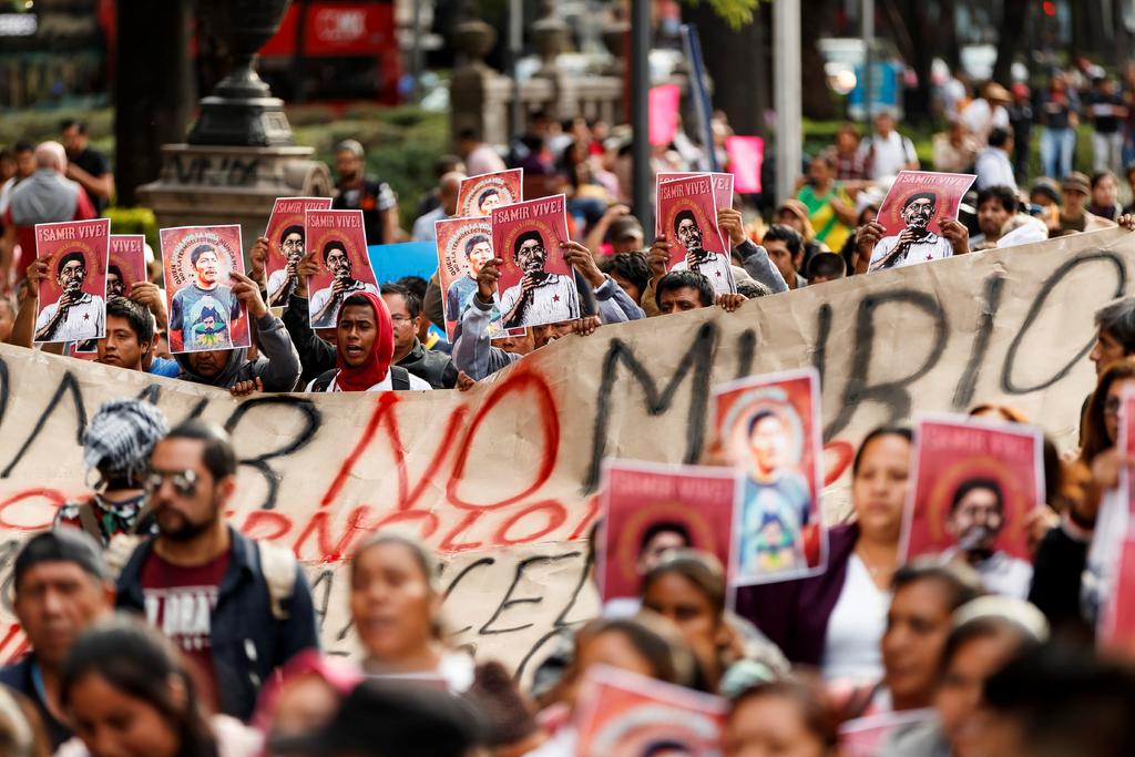 Cientos de personas protestan en Ciudad de México (México), este viernes, por el asesinato del líder social y defensor del medioambiente Samir Flores y para exigir la cancelación de una consulta sobre la construcción de una termoeléctrica en la comunidad de Huexca, estado de Morelos. (ARCHIVO)